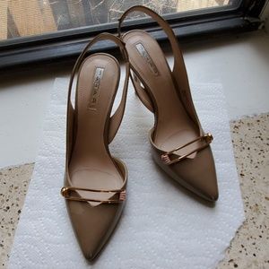 Slingback pumps, patent leather